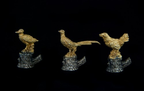 Antiquités - Suite de 12 porte-noms cynégétiques en argent et vermeil, Florence XXe siècle