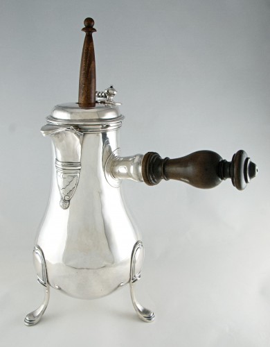Importante chocolatière Louis XV en argent massif par VÉALLE, Paris 1758-1759 - Argenterie et Arts de la table Style Louis XV
