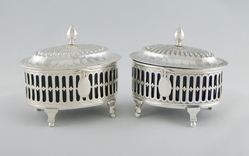 Paris 1787 – Pair of Louis XVI Period Covered Salt Cellars in Solid Silver - silverware & tableware Style Louis XVI