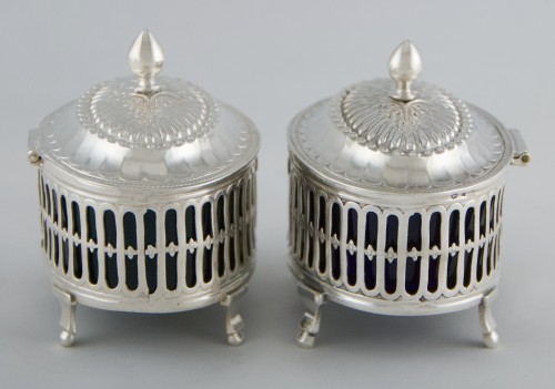 Paris 1787 – Pair of Louis XVI Period Covered Salt Cellars in Solid Silver - 