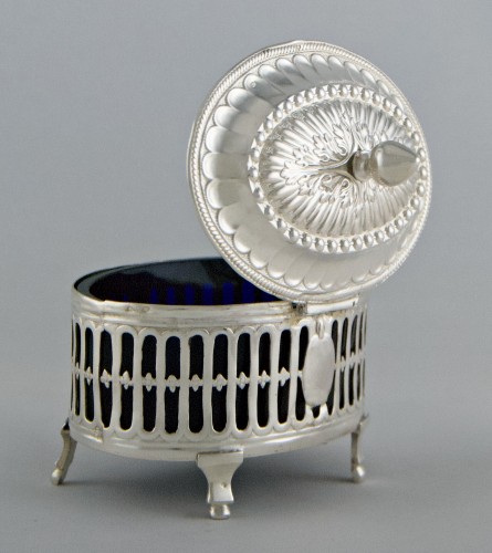18th century - Paris 1787 – Pair of Louis XVI Period Covered Salt Cellars in Solid Silver