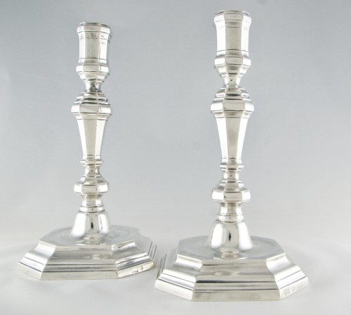 Béziers 1724-30 – P de flambeaux en argent massif par Anne CALAS - Argenterie et Arts de la table Style Louis XV