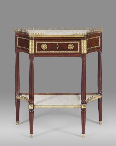 Console en acajou de forme trapézoïdale, époque Louis XVI - Mobilier Style Louis XVI