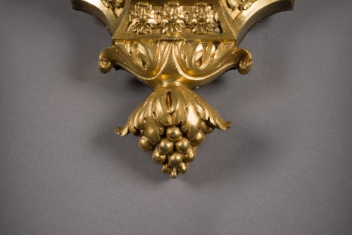  - Cartel d’applique en bronze ciselé et doré, modèle de OSMOND, Transition, XVIIIe sièc