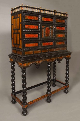 Cabinet flamand en placage d'ébène et d'écaille de tortue, Anvers XVIIe siècle - Mobilier Style Louis XIV