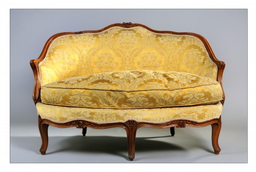 French Louis XV walnut Corbeille Sofa - Seating Style Louis XV