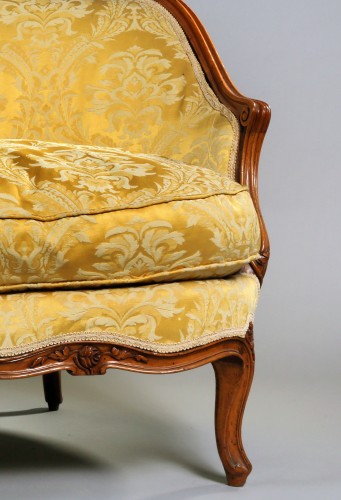 French Louis XV walnut Corbeille Sofa - Louis XV