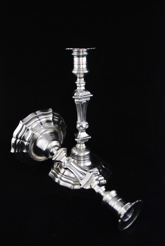 Paire de flambeaux aux coquilles d'époque Régence, XVIIIe siècle - Luminaires Style Régence