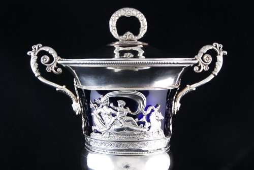 silverware & tableware  - Paris 1819-1838 – Large Amphitrite drageoir, Medici chape, solid silver