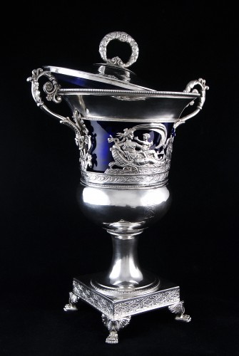 Restauration - Charles X - Paris 1819-1838 – Large Amphitrite drageoir, Medici chape, solid silver