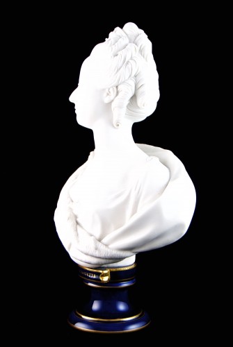 Céramiques, Porcelaines  - Manufacture de Sèvres – Marie-Antoinette Reine de France, buste en biscuit par Boizot