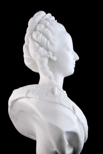 Manufacture de Sèvres – Marie-Antoinette Reine de France, buste en biscuit par Boizot - Baptiste Jamez Fine Arts