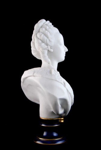 XIXe siècle - Manufacture de Sèvres – Marie-Antoinette Reine de France, buste en biscuit par Boizot