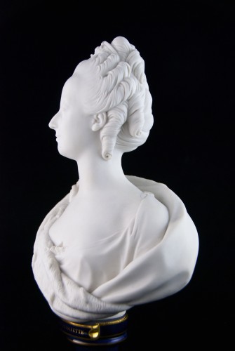 Antiquités - Manufacture de Sèvres – Marie-Antoinette Reine de France, buste en biscuit par Boizot