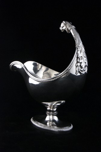 XIXe siècle - Paris 1809-1819 – Saucière casque en argent massif d'époque Empire par S.S. Rion