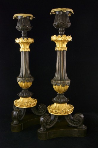 Luminaires Bougeoirs et Chandeliers - Paire de flambeaux en bronze ciselé, patiné et doré, époque Restauration