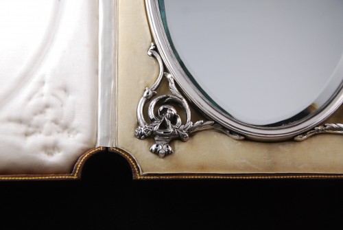 Antiquités - Shield shaped tabletop mirror in sterling silver in leather case, c. 1900