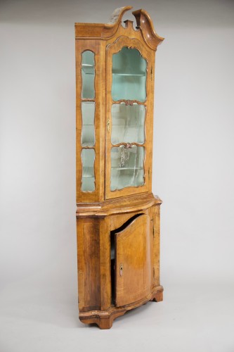 Vitrine d'angles, Allemagne milieu du XVIIIe siècle - Mobilier Style Louis XV