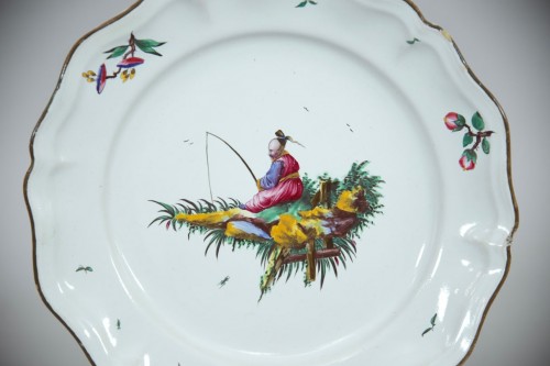 Assiette en faïence de Strasbourg vers 1765 – 1770 - Céramiques, Porcelaines Style Louis XV
