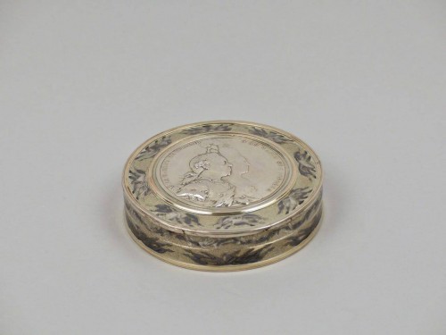 Objects of Vertu  - Russian round box