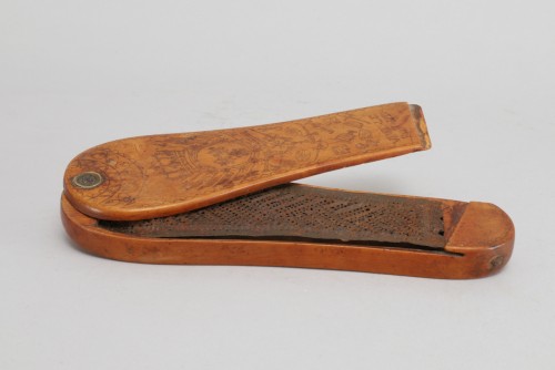 A boxwood tobacco grater, “VIVE LE ROY 1719” - Curiosities Style French Regence
