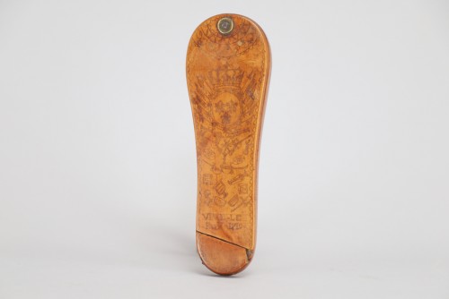 A boxwood tobacco grater, “VIVE LE ROY 1719” - 