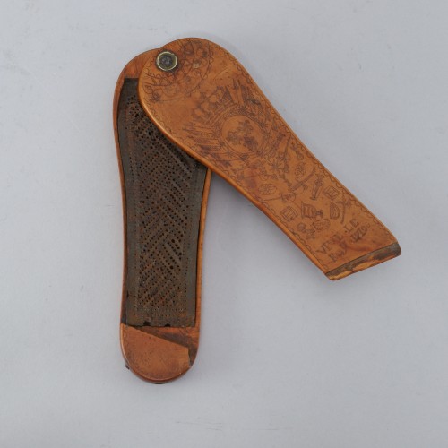 A boxwood tobacco grater, “VIVE LE ROY 1719” - French Regence
