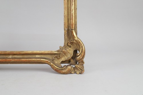 XVIIIe siècle - Cadre Louis XV en bois sculpté