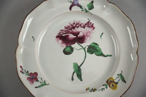 Assiette en faïence de Strasbourg, Joseph Hannong - Céramiques, Porcelaines Style Louis XV