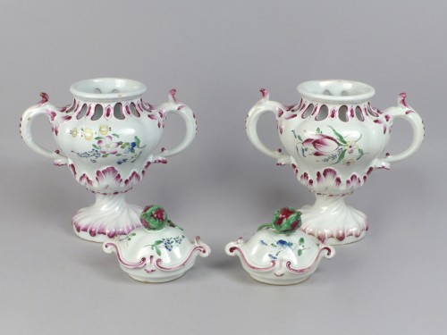 Paire de pots-pourris en faïence de Strasbourg, Hannong XVIIIe siècle - Céramiques, Porcelaines Style 