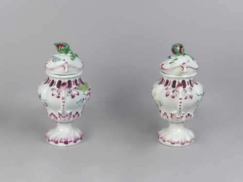 Céramiques, Porcelaines  - Paire de pots-pourris en faïence de Strasbourg, Hannong XVIIIe siècle