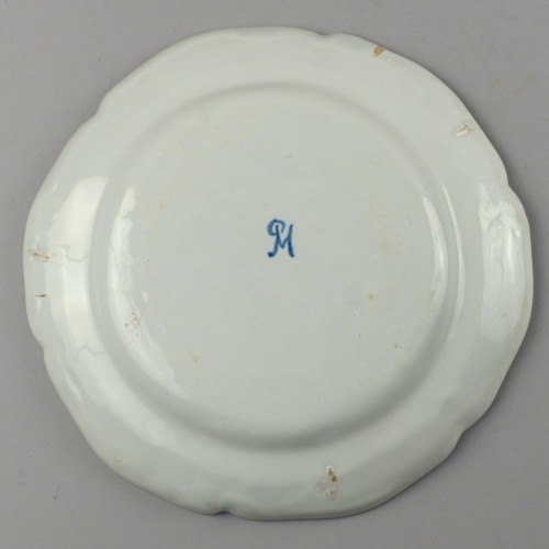 Céramiques, Porcelaines  - Assiette en faïence de Strasbourg, Hannong XVIIIe siècle