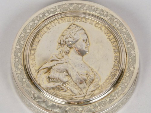 Boîte ronde en argent, Russie XVIIIe siècle - silverware & tableware Style Louis XVI