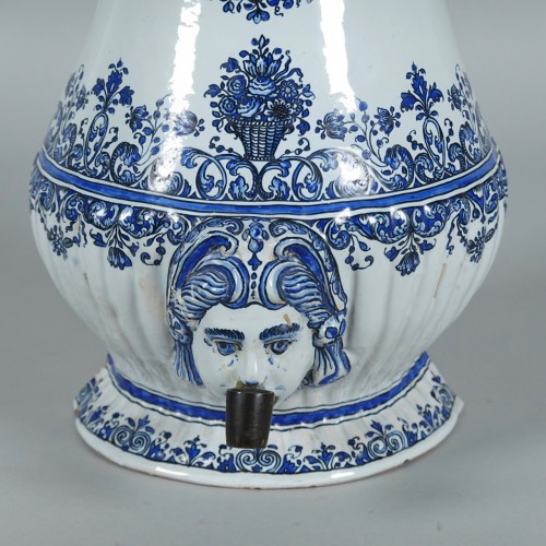 Céramiques, Porcelaines  - Fontaine en faïence de Strasbourg, Hannong