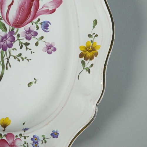 Céramiques, Porcelaines  - Plat en faïence de Strasbourg, Joseph Hannong XVIIIe