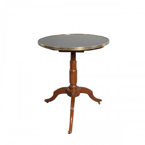 Pedestal table