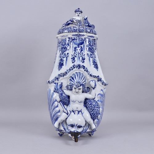 Faience wall fountain, Hannong, 18th century - Porcelain & Faience Style Louis XV