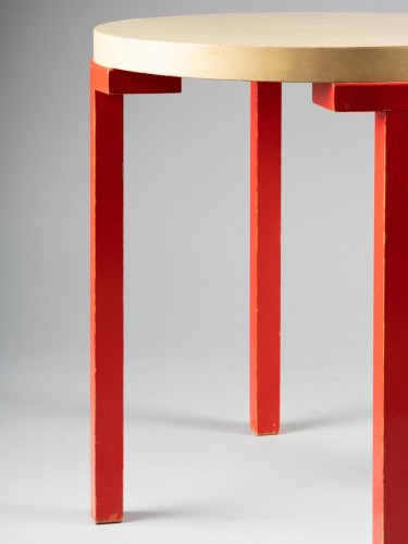 Mobilier Table & Guéridon - Guéridon en bois laqué par Axel Einar Hjorth (1888-1958)