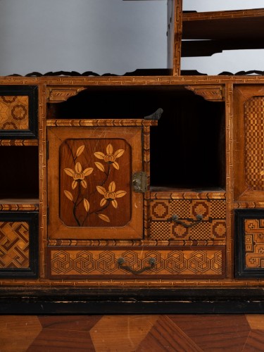 XXe siècle - Cabinet japonais en marqueterie dite Hakone