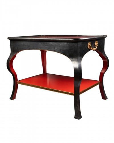 Rectangular table with black and red lacquered wooden