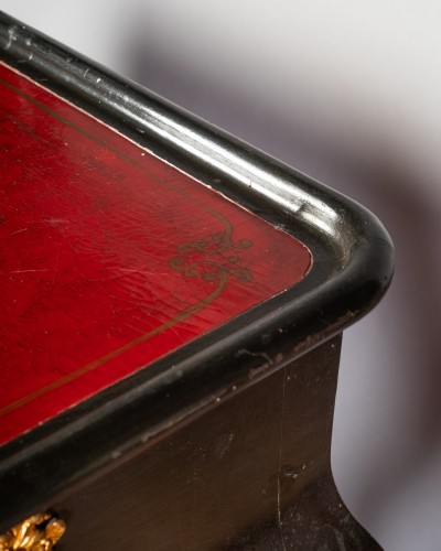 Antiquités - Rectangular table with black and red lacquered wooden