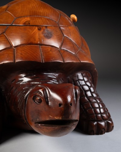 Carved wooden turtle forming bar - 