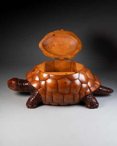 20th century - Carved wooden turtle forming bar