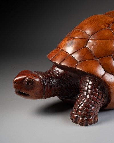 Antiquités - Carved wooden turtle forming bar