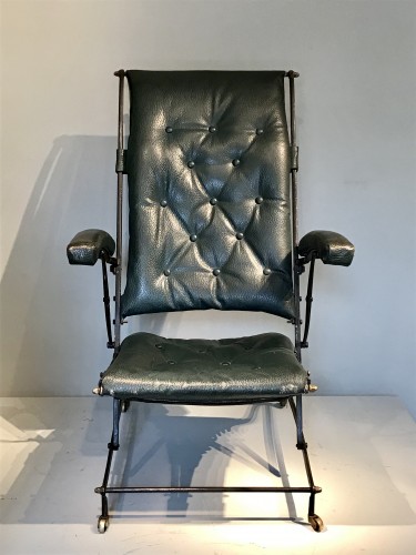 Seating  - Fauteuil en fer forgé et cuir vert.