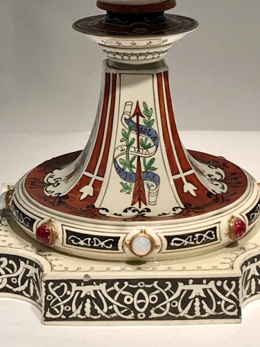 Céramiques, Porcelaines  - Paire de bougeoirs en faïence de Worcester