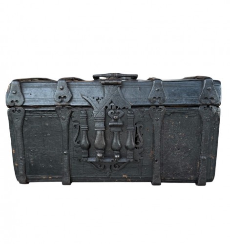 Coffre en fer forgé, cuir et bois - Espagne 16e siècle