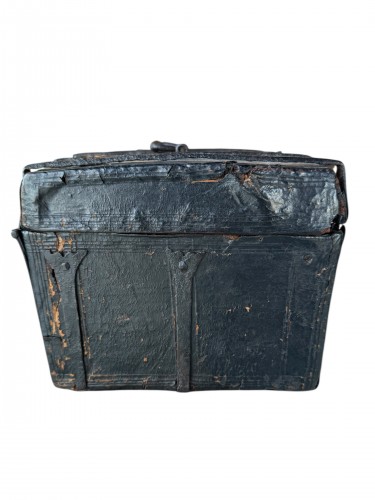 Renaissance - Wrought iron casket/box with leater and wood - Spain 16th century