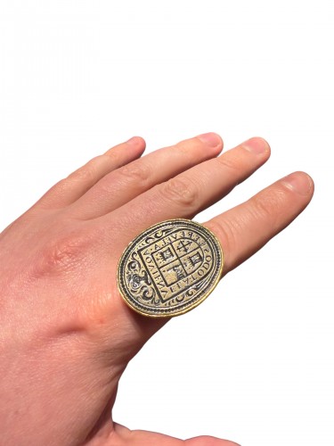 Antiquités - High carat golden overglove signet ring - Portugal late 16th century