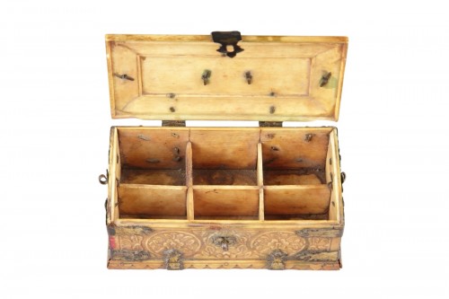Objets de Vitrine Coffret & Nécessaire - Petit coffret en ivoire sculpté de l’Inde du Nord, d’époque moghole - 17e siècle